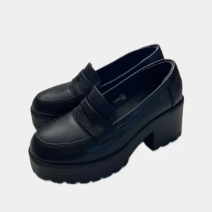 KOI loafer  - kjöpt på urban outfitters | har brukat två eller tre gånger | fråga om det är något ~!