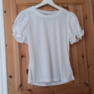 Topp med puffärm - Topp med puffärm i bra skick.