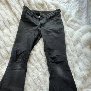 Säljer dessa super snygga jeans - Säljs pågrund av att de är försmå. Priset kan diskuteras.