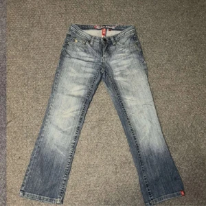 Jeans - säljer dessa jeans eftersom jag inte använder dom längre, inga defekter💘 (lånade bilder från den jag köpte av) Midjemått: 37 Innerbenslängd: 66