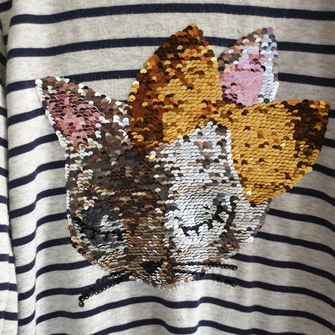 Randig klänning med paljettmotiv - 91