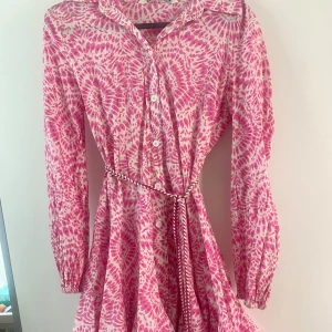 Klänning  - Säljer denna jättefin rosa klänning från zara som är jag har använt ett par gånger och passar perfekt till sommaren 🩷🩷
