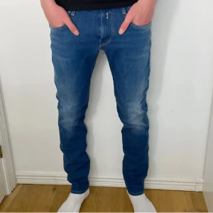Replay Anbass Jeans - Snygga jeans från Replay i den populära modellen Anbass || Storlek: W32 L32 || Modellen är 186cm || Mycket fint skick 