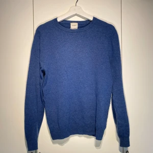 John Henric Kashmir Sweater - Hej, säljer en sjukt snygg marinblå Kashmir sweatshirt från John Henric Milano. 100% Cashmere. Använd men i bra skick. Slutsåld & Nypris 2200kr. Passar till det mesta. Enormt skön och kvalitativ. Storlek 48/S. Pris kan diskuteras. Hörs i DM! 