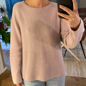 Soft Goat kaschmir tröja   - Älskar den här men kommer aldrig till användning, den är väldigt mjuk!! Den har en liten ljusblå fläck, se bild. Skriv för frågor eller funderingar🥰