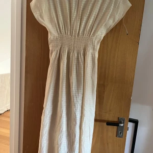 Klänning Other Stories - Jättefin klänning från &Other Stories Storlek 34 Kommer med en underklänning Vadlång, fint skick
