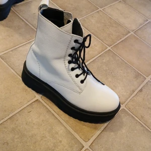 Nätan nya platåskor bara änvända en gång  - Storlek 37,mycket bra skick, vill sälja dom på gurnd av storleken.