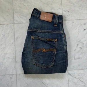 Nudie Jeans - Säljer nu dessa feta Nudie Jeans i den eftertraktade modellen Thinn Finn, en slim-passform. | Jeansen är i bra skick och har använts sparsamt. | Storlek: 29/32 | Nypris: 1800 kr | Hör av er vid minsta fråga eller fundering :)
