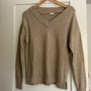 Stickad tröja - Säljer denna stickade tröja. Mycket fint skick!!🤍