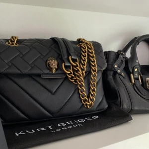 Kurt gegier väska -  Säljer min super fina Kurt Gegier väska, välanvänd med några repor på baksidan och en kant🩷 Äkta läder, den har ett stort fack och två mindre😊 märket står på baksidan i väskan och på de två ringarna vid kedjorna🩷 Man kan ha kedjan kortare och längre