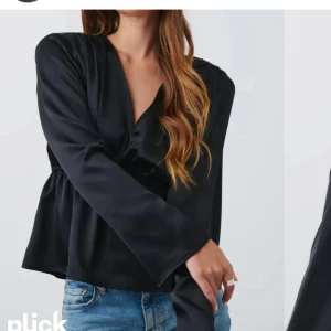 Satinblus från Gina  - En superfin elegant satinblus från Gina i storlek xs. Andvänd endast fåtal gånger därför är blusen i nyskick.🌸🌸🤗