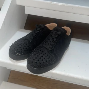 Christian Loubetins - Hejsan, svarta loubetins som tyvörr saknar 7 spikar och ett märke fram. Därför lågt pris. Annars väldigt fina.   Är det någon som ser detta inlägg och har spikar får ni gärna höra av er. För er som vill köpa dem är det bara att skriva. 