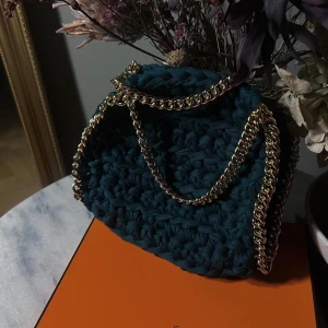 Handväska  - Säljer denna superfina väska då den inte kommer till användning. Knappt använd och inga defekter!💕 skriv för fler bilder!