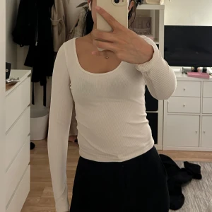 Ribbad långärmad tröja - Basic vit ribbad tröja från lager 157