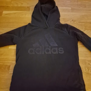 Svart Adidas Hoodie - Säljer min Adidas Hoodie storleken är S-M, Skick 8/10