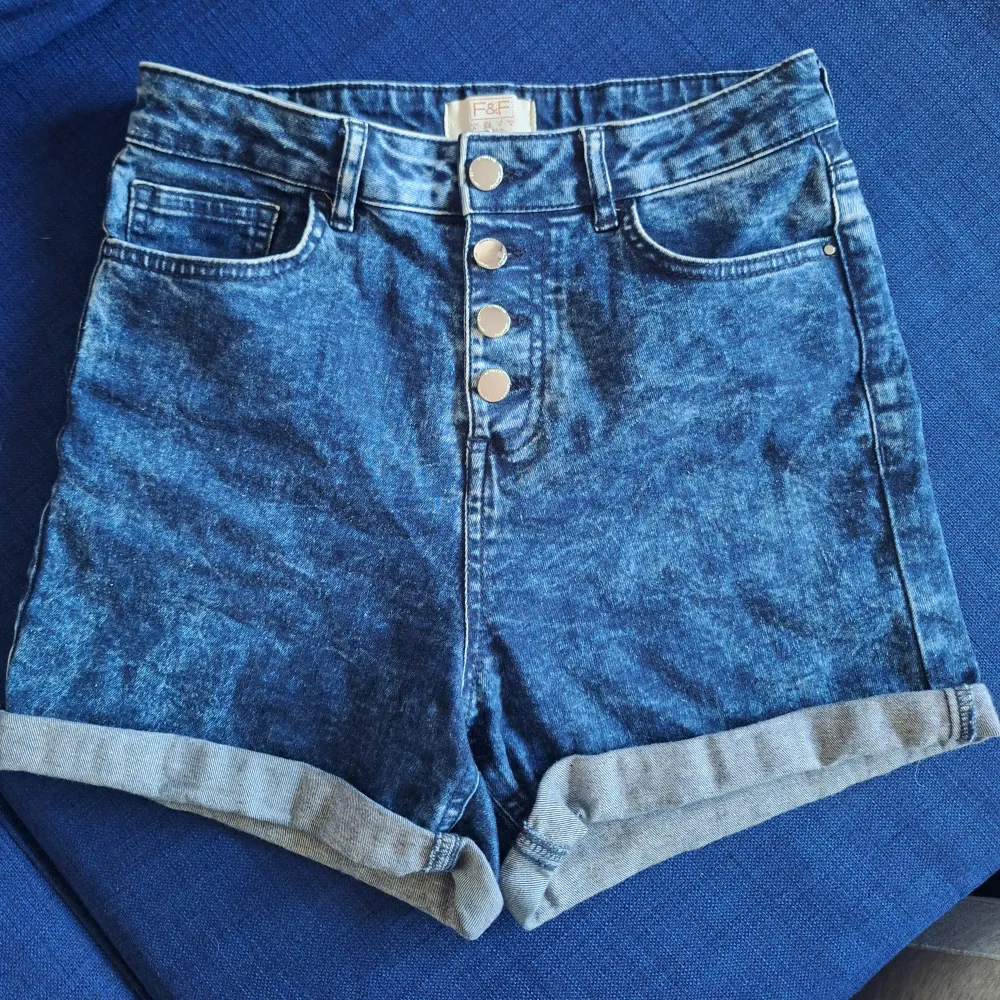 Jeansshorts med hög midja från F&F Storlek 36 Mörkblå  Mycket bra skick. Shorts.