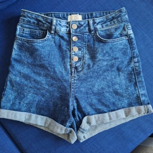 Jeansshorts  - Jeansshorts med hög midja från F&F Storlek 36 Mörkblå  Mycket bra skick