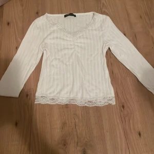 Spets tröja  - Stockholmsstil lite spetsig tröja med bra kvalite! Använd 2/3 gånger men är ändå bra skick å sånt! Super skönt material som är jätte skönt och lent mot huden