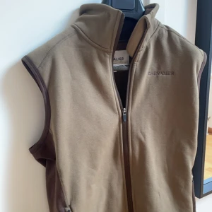 Fet Chevalier jakt väst - Tja säljer denna feta Chevalier jaktvästen som passar perfekt till skjorta och till andra uppklädda event. Köpt på Zalando för 1200kr men kan bli din för 495kr! Den är extremt sparsamt använd‼️ Priset är ej hugget i sten så bara hör av dig😇😇