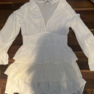 Vit volang klänning - Vit volangklänning från zara, helt oanvänd så i jätte bra skick. 