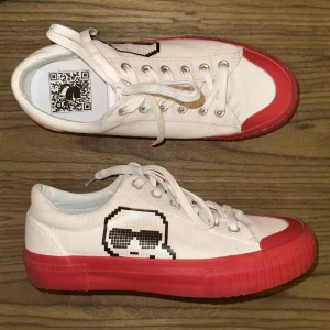 Karl Lagerfeld skor - Nya skor från Karl Lagerfeld i storlek 38. Säljes pga för små. Perfekt skick, endast använda 1 gång utomhus. Vita med röd sula.