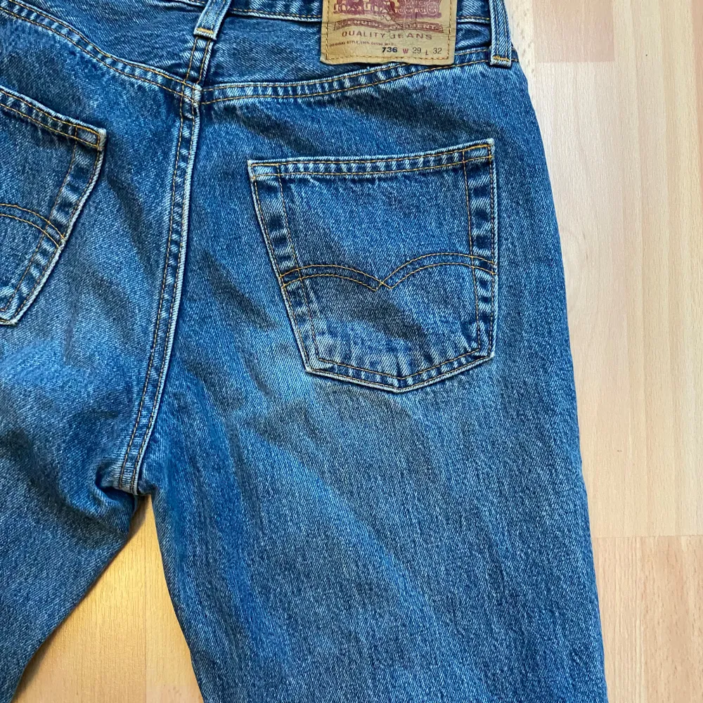 Högmidjade Levis jeans storlek 29/32. Lite slitna vid knäna. Jeans & Byxor.