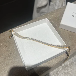 Caroline Swedbom armband  - Jättefint armband från Caroline Swedbom. Saknar en sten men inget man tänker på pga att den sitter längt ut, men priset är satt pga att en sten saknas.  200kr💕 