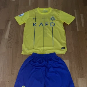 Ronaldo al Nassr fotbollströja  - Hej säljer mitt Ronaldo al nassr set i nytt skick storlek S och har inga deffekter eller skador
