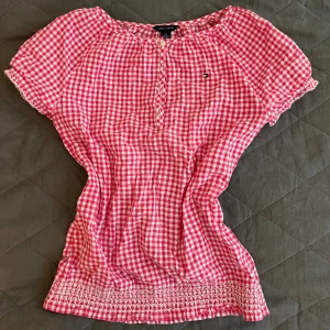 Söt blus Tommy hilfiger - En otroligt söt blus från Tommy Hilfiger. Den är rutig och har fin sömm vid kanterna. Unik. Passar någon som kan bära xxs/xs