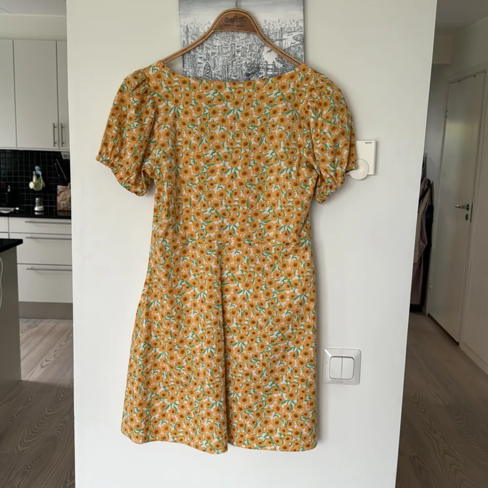 En blommig sommarklänning i storlek M. Helt ny men saknar prislapp. Består av 2% elastine och 98% bomull. Går lite inåt i midjan. Kommer från BikBok. Pris kan diskuteras😁. Mekot.