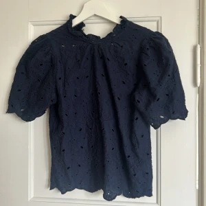 Marinblå blus - Marinblå blus från Lindex i storlek XS💓