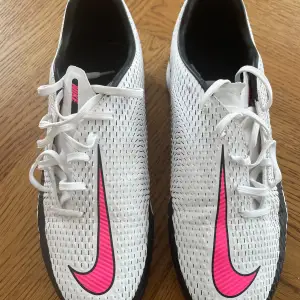 Skor för inomhusfotboll eller innegymnastiken. Nike Phantom. Jättefint skick.