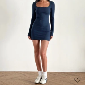 Klänning - Så snygg klänning från motel rocks, endast använd en gång 💙säljer då den är lite för kort för mig som är 170cm. Nypris ~400kr, hör av er vid frågor ⭐️