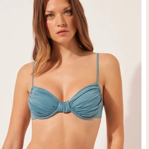 Bikiniöverdel - Säljer denna superfina överdel från calzedonias nya kollektion. Helt oanvänd med lappen kvar. Säljer pga fel storlek 