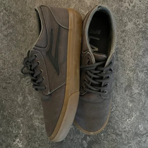 skate sneakers  - gråa skater shoes, skate shoes, skateboard. inköpta i USA. använda men i fint skick. syns att de är lite nötta. 