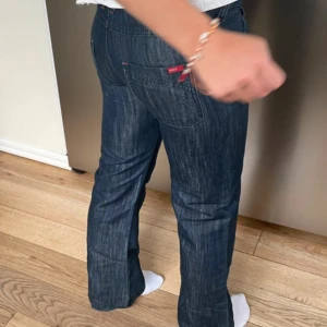 Lågmidjade jeans - Superfina mörkblå lågmidjade jeans. Stretchigt material! Köpta från Vinted men säljer vidare här då dom inte satt så bra på mig (därav lånade bilder). Hon på bilden är 167 cm lång. Midjemått = 37 cm💗