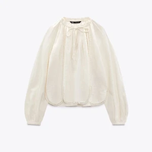 Blus från zara  - Supersöt blus från zara som är helt oanvänd 🤍🤍 