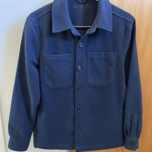 Overshirt  - Tjena, säljer nu denna fet Overshirt i från märket d once De La Sense i skick 9/10 säljer för den aldrig används och den passar dig som är 175-180cm lång.