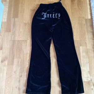 Juciy sett - Ej äkta  inga skador sparsamt använd storlek Xxs-xs  tyvärr saknas snöret till koftan hela sättet för 50kr står nt för frakt