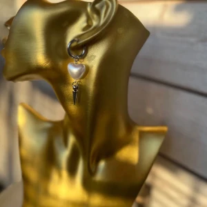 Jättesnygga örhängen säljes i par - Jättesnygga örhänge! Pris för ett par 250 sek Material: rostfritt stål  