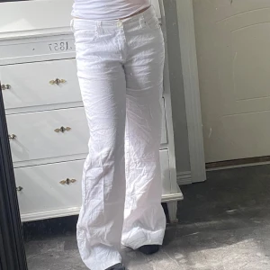 Lågmidjade linnebyxor  - Linnebyxorna är knappt använda, de är passar mig som har strl 38 men det står strl 30 i byxan💗