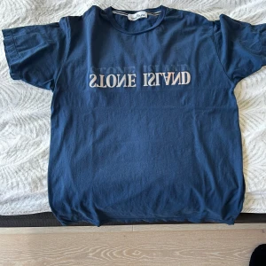 Stone Island T-shirt M/L (XL ungdom) - Säljer en supernajs Stone Island T-shirt pga felköp. Storleken är XL i ungdomsstorlek, men passar till M eller L vanlig. Rätt stor alltså.  9/10, inte sliten, inga fläckar, jäkligt bra alltså! QR kod finns. 