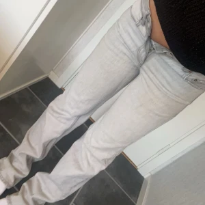 Gina mid-low waist straight jeans - Säljer då de är för tighta för mig. Inga större defekter, skirv vid frågor, intresse, bilder mm🤍 mått står på sista bilden😊
