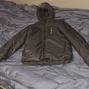 Sail racing jacka - Hej jag säljer den jackan då jag inte använder den men den är lite sönder på fickan som man ser på bilden men annars så är den mycket bra skick