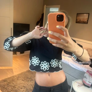 Fin blus - Jätte fin topp med super söta ”blomm” detaljer i vitt🌟