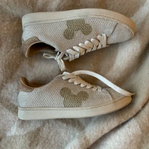 Beige sneakers med glittriga detaljer - sneakers från moa concept i storlek 36, använda 1 gång!