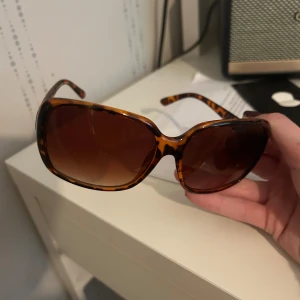 Solglasögon - Skriv gärna för frågor Vet inte vilket märke