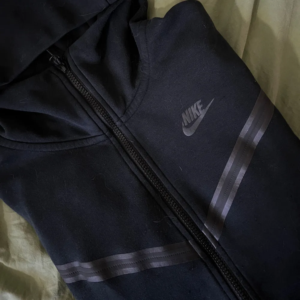 Svart Nike Tech Fleece luvtröja. Jätte skön och fin💗. Tröjor & Koftor.