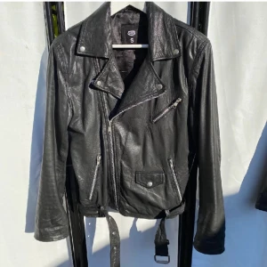 Skinnjacka  - Svart bilerjacka i mjukt läder från Crocker i herrstorlek S. Fin och fräsch. Säljes för 400kr eller högre bud.