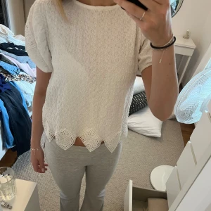 zara topp - så söt topp ifrån zara. barnstorlek 164 men sitter som en xs. inga hål eller fläckar